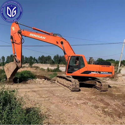 حفرة هيدروليكية مستعملة أصلية من طراز دوسان DH300 بقيمة 30 طن في حالة جيدة، جاهزة للبيع